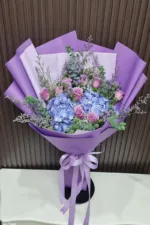 ช่อดอกไม้สดสีม่วง