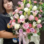 แจกันดอกไม้สดสีชมพู