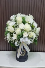 แจกันดอกไม้สดสีขาว