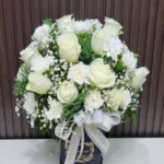 แจกันดอกไม้สดสีขาว