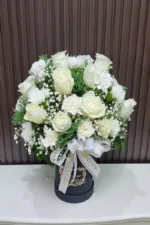 แจกันดอกไม้สดสีขาว