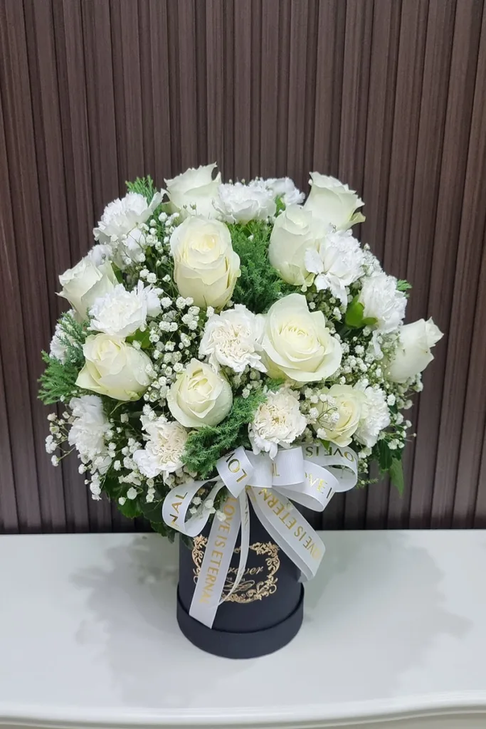 แจกันดอกไม้สดสีขาว