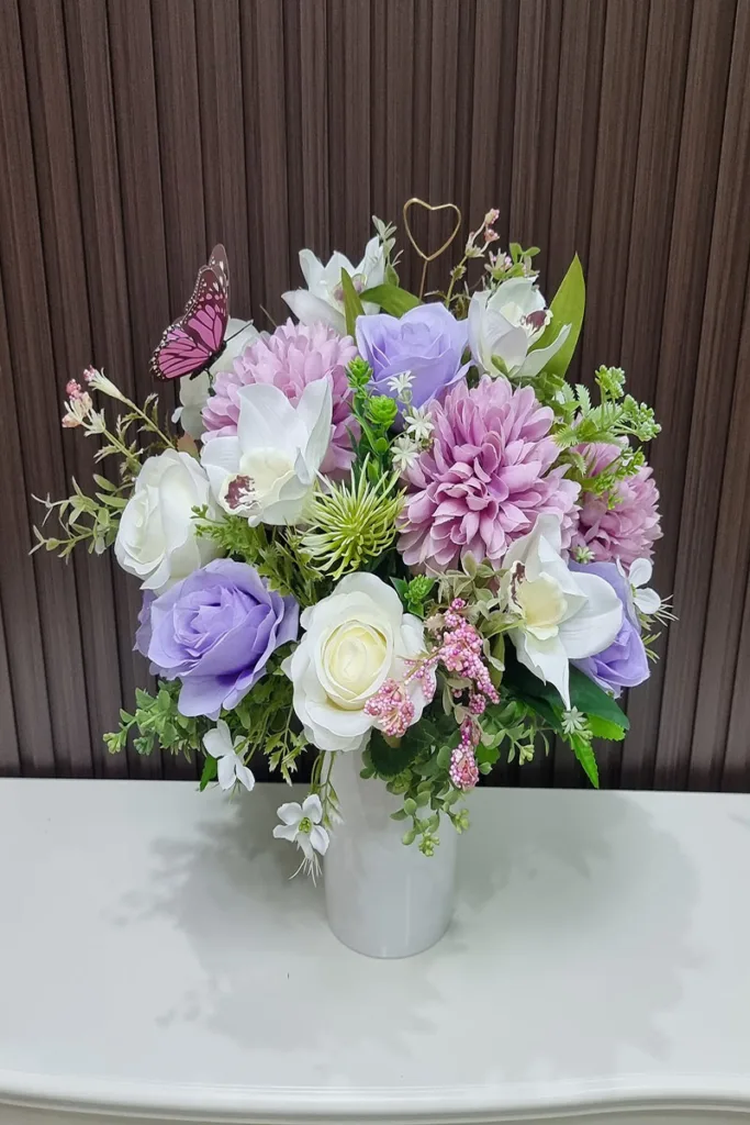 แจกันดอกไม้ประดิษฐ์สีม่วง