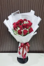 ช่อดอกกุหลาบแดง14ดอกห่อสีขาว