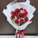 ชอดอกกุหลาบแดง14 ดอกห่อสีขาว