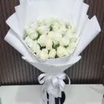 ช่อดอกกุหลาบขาวห่อสีขาว