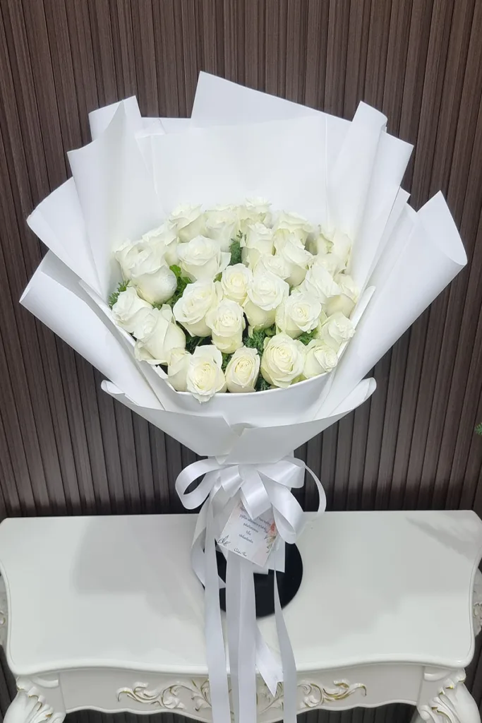 ช่อดอกกุหลาบขาวห่อสีขาว