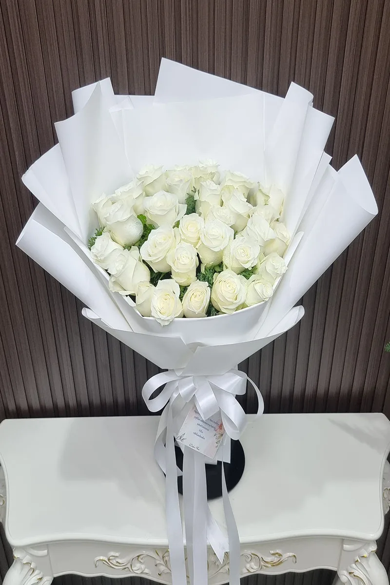 ช่อดอกกุหลาบขาวห่อสีขาว