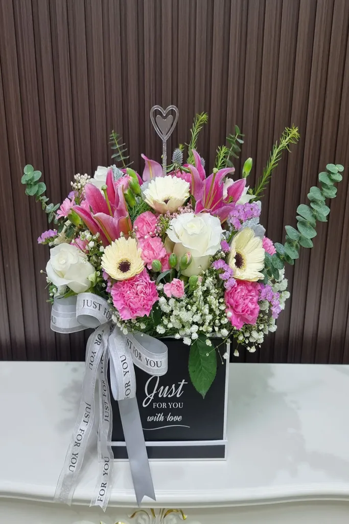 แจกันดอกไม้สดสีชมพูขาว