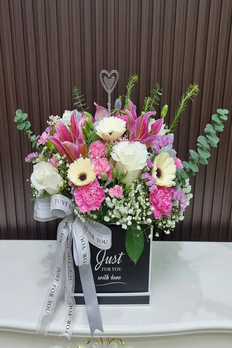 แจกันดอกไม้ชมพูขาว แจกันดอกไม้สดสีชมพูขาว