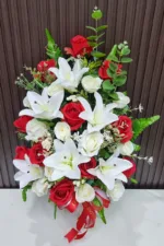 แจกันดอกไม้ประดิษฐ์สีขาวแดง