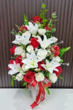 แจกันดอกไม้ประดิษฐ์แดงขาว