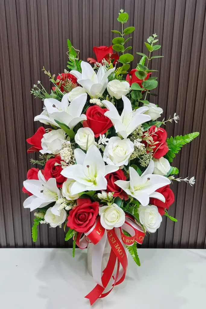 แจกันดอกไม้ประดิษฐ์แดงขาว