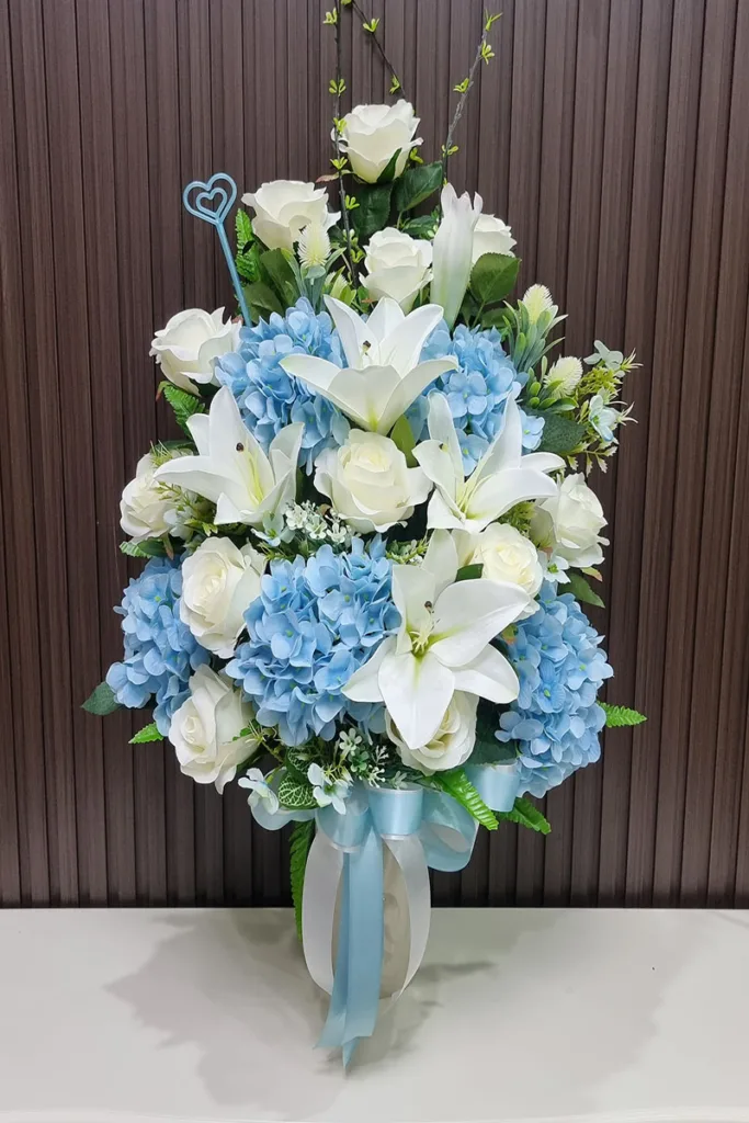 แจกันดอกไม้ประดิษฐ์ฟ้าขาว