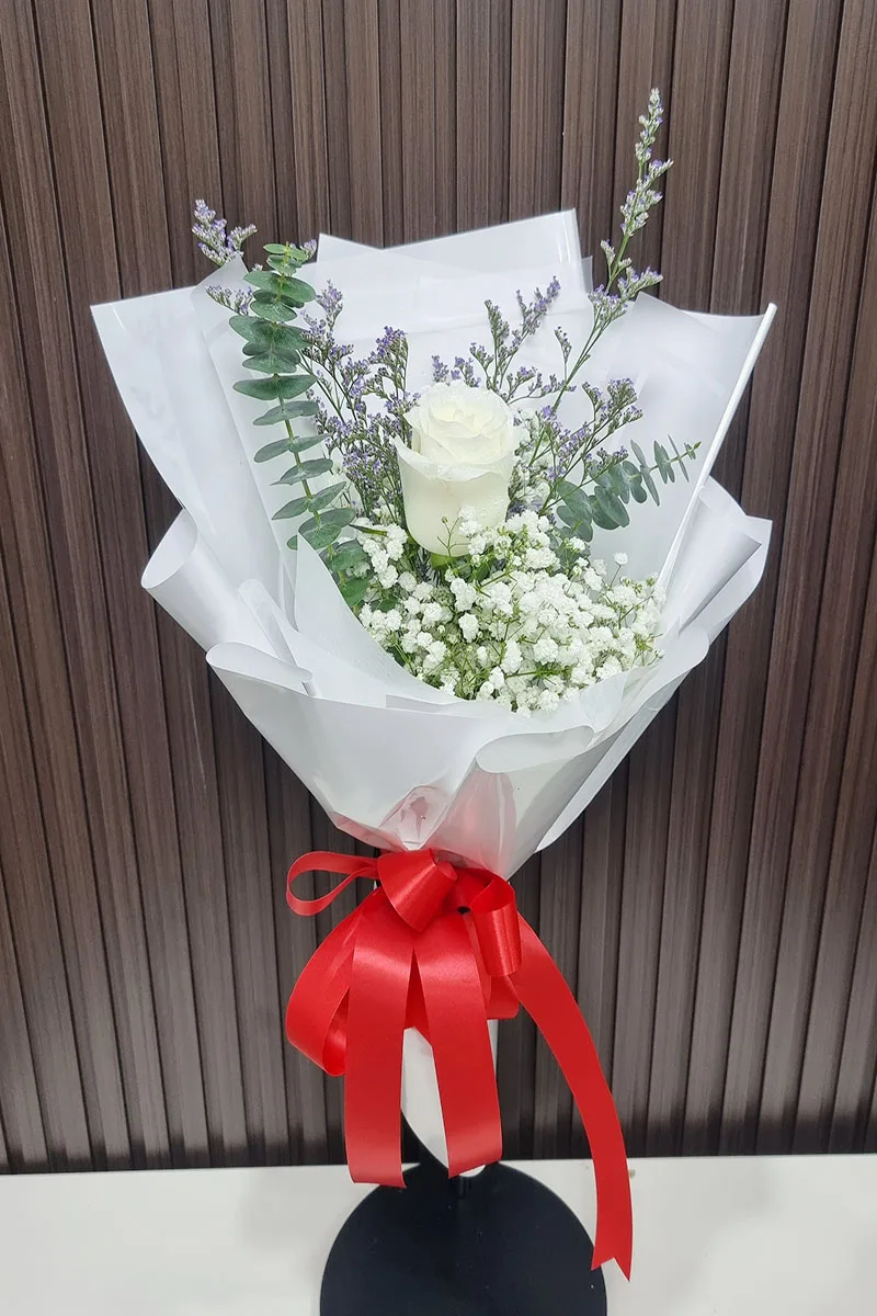 ช่อดอกกุหลาบขาวดอกเดียว