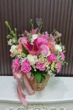 แจกันดอกไม้สีชมพูกลม