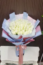 ช่อดอกกุหลาบขาวห่อสีฟ้า