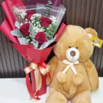 ช่อดอกกุหลาบแดงกับตุ๊กตาหมี