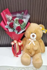 ช่อดอกกุหลาบแดงกับตุ๊กตาหมี