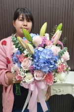 แจกันดอกไม้สดสีฟ้า