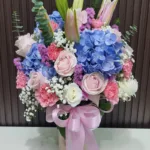 แจกันดอกไม้สดสีฟ้า