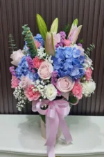 แจกันดอกไม้สดสีฟ้า