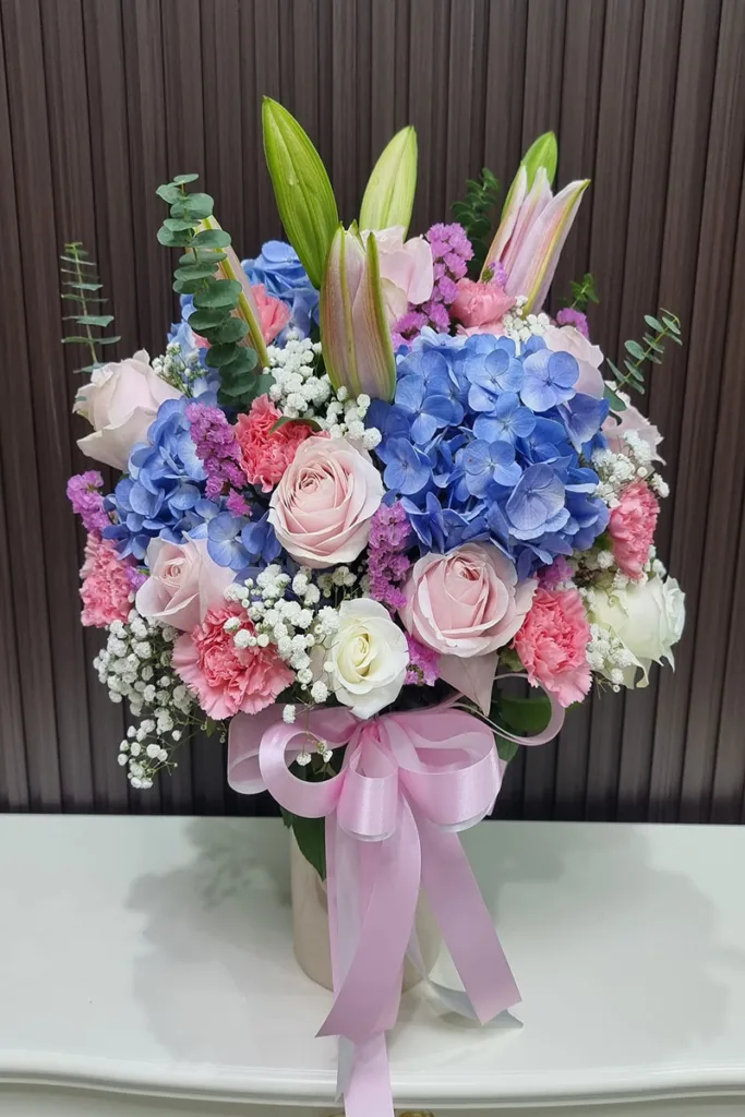 แจกันดอกไม้สดสีฟ้า