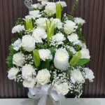 แจกันดอกไม้สดสีขาว