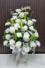 แจกันดอกไม้สดสีขาว