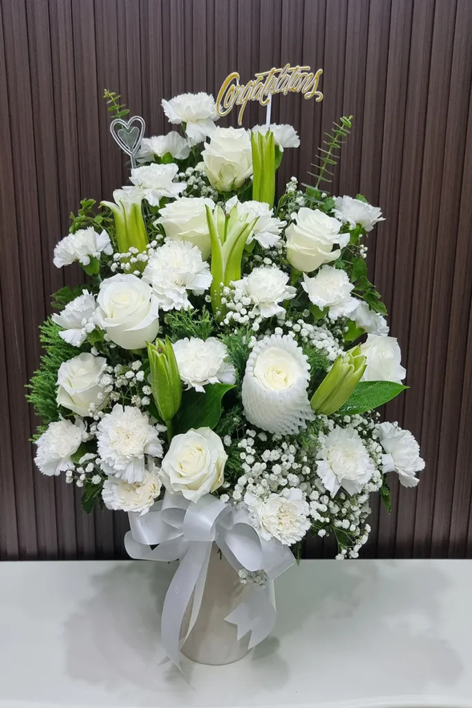 แจกันดอกไม้สดสีขาว