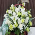 กระเช้าดอกไม้สีขาวเขียว