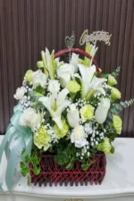 กระเช้าดอกไม้สีขาวเขียว