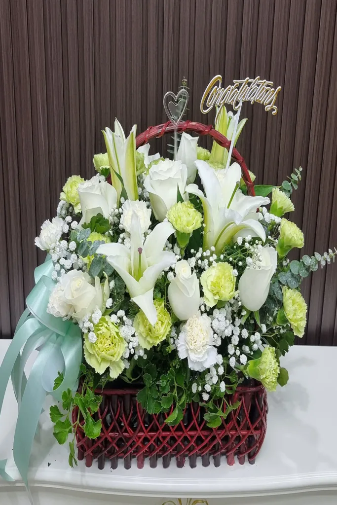 กระเช้าดอกไม้สีขาวเขียว