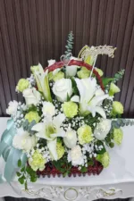 กระเช้าดอกไม้สีขาวเขียว