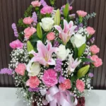 กระเช้าดอกไม้สดสีชมพู