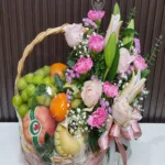 กระเช้าผลไม้ดอกไม้สด