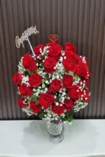 แจกันดอกไม้สดสีแดง