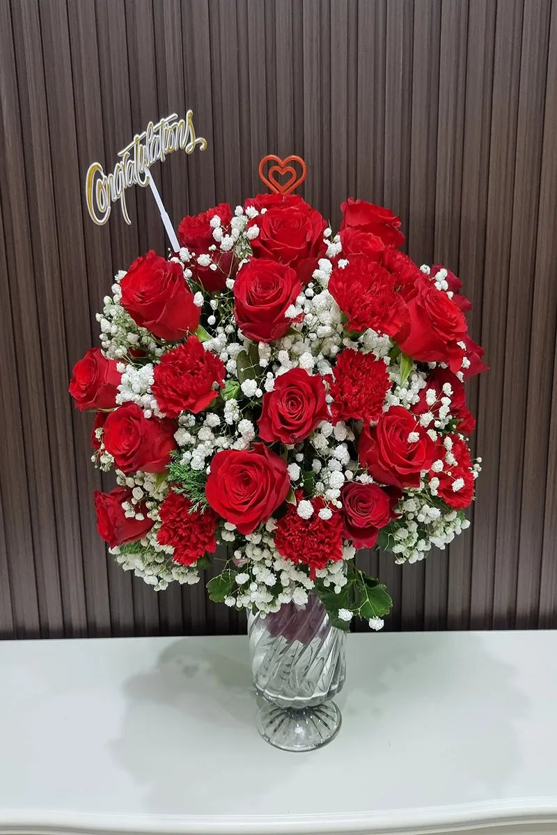 แจกันดอกกุหลาบแดง