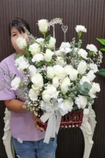 กระเช้าดอกไม้สดสีขาว