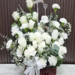 กระเช้าดอกไม้สดสีขาว