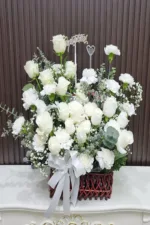 กระเช้าดอกไม้สดสีขาว