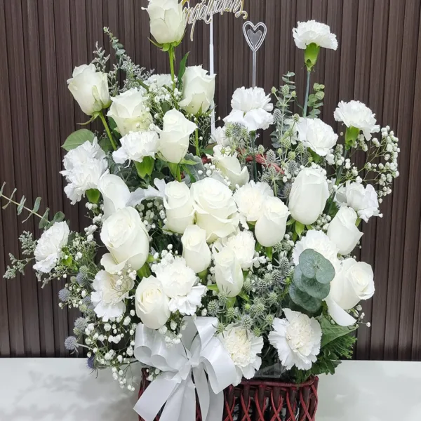 กระเช้าดอกไม้สดสีขาว