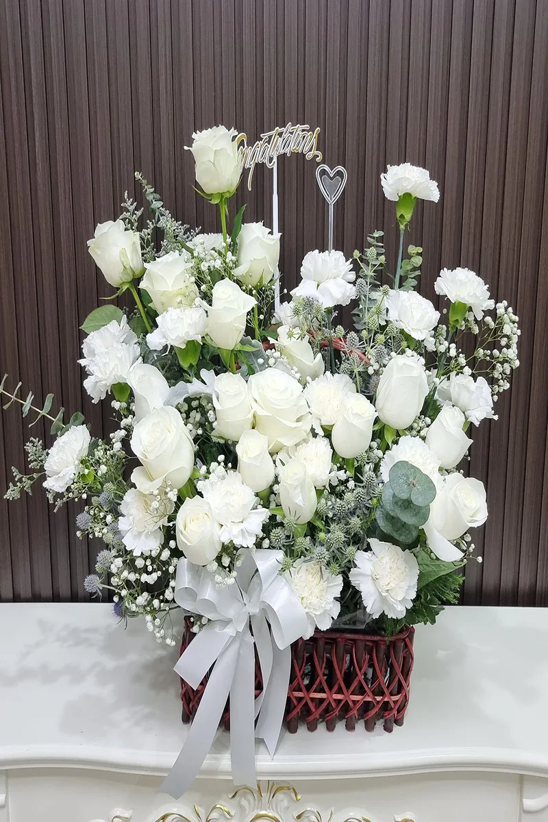 กระเช้าดอกไม้สดสีขาว กระเช้าดอกไม้สดสีขาว