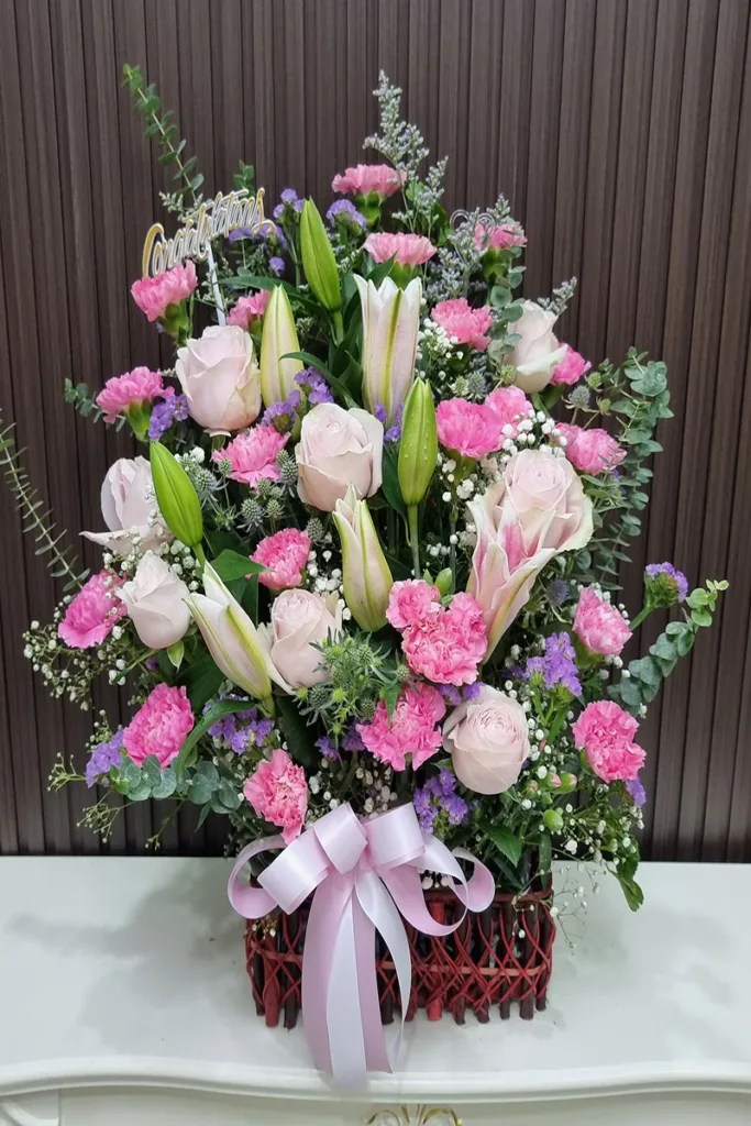 กระเช้าดอกไม้สีชมพู