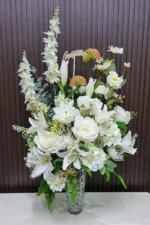 แจกันดอกไม้ประดิษฐ์สีขาว