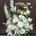 แจกันดอกไม้ประดิษฐ์สีขาว