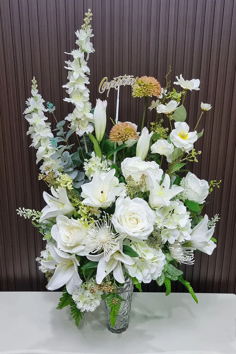 แจกันดอกไม้ประดิษฐ์สีขาว