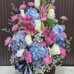 กระเช้าดอกไม้สดสีฟ้า ชมพู