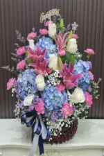 กระเช้าดอกไม้สดสีฟ้า ชมพู