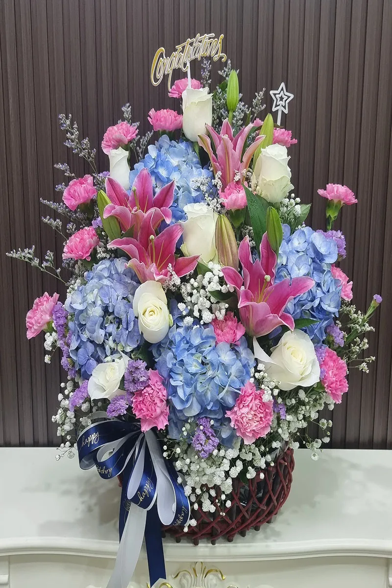 กระเช้าดอกไม้สีฟ้า ชมพูเข้ม กระเช้าดอกไม้สดสีฟ้า ชมพู